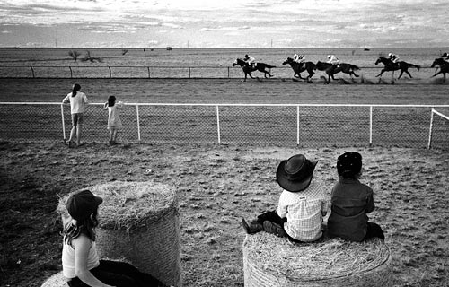 1st prize Sports Features Singles,Andrew Quilty, Australia, Oculi for Australian Financial Review Magazine,Children watch horses compete at Maxwelton races, Australia