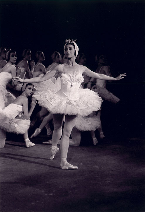 Marilyn Jones as Odette in Swan Lake, The Australian Ballet, 1968 