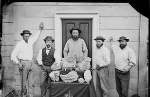 B.O. Holtermann (2nd from left), Richard Ormsby Kerr (centre) and Beyers (2nd from right), with reef gold from Star of Hope mine