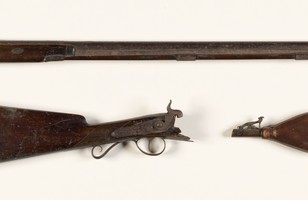 Smooth-bore muzzle-loading gun with metal barrel and ramrod and ammunition pouch