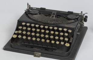 Remington Portable No. 2 typewriter belonging to Damien Parer, Paramount News