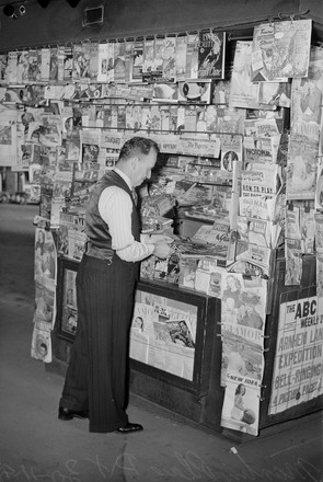 Newstand and vendor, Martin Place, Sydney (c. 1947)